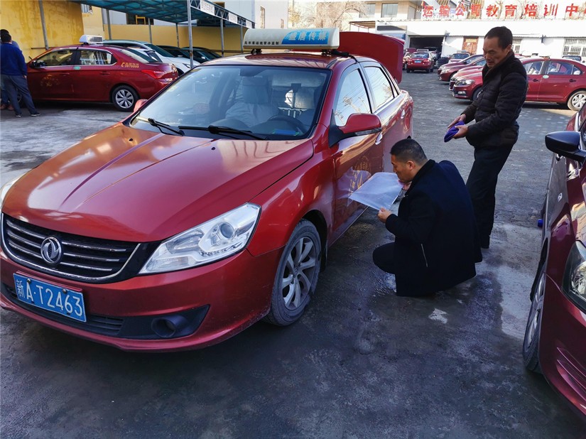 運輸公司為新成員貼車標_副本.jpg