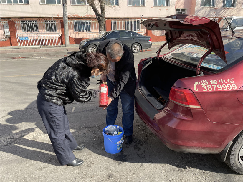 圖為：運輸公司管理人員對出租車上滅火器的檢查_副本.jpg